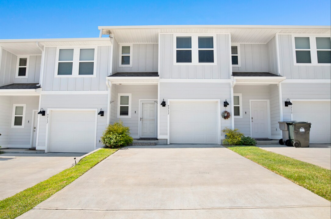 9515 Nature Crk Cir in Bellview, FL - Building Photo