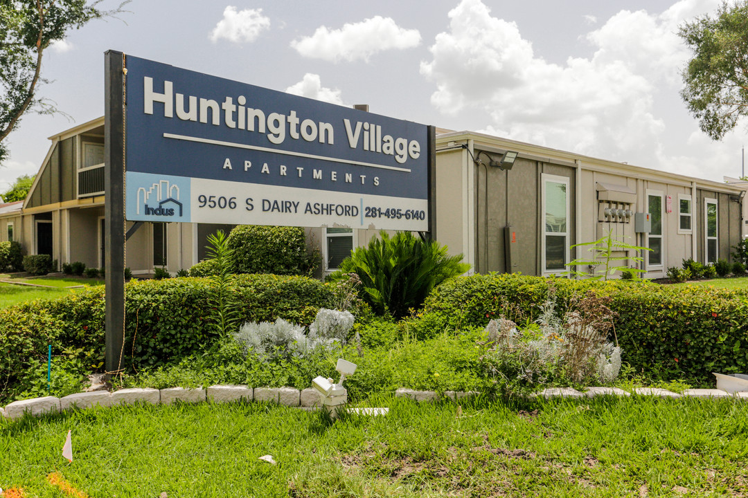 Huntington Village And Cambridge Crossing in Houston, TX - Building Photo