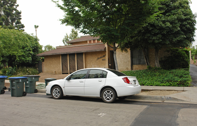 390 Cliff Dr in Pasadena, CA - Building Photo - Building Photo