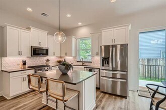 1307 Cedar Ave in Austin, TX - Building Photo - Building Photo