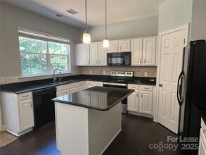 8601 Fieldcroft Dr in Charlotte, NC - Building Photo - Building Photo