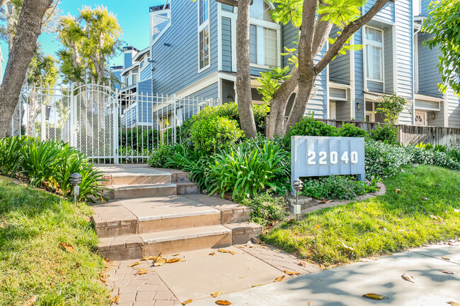 22040 Gault St in Canoga Park, CA - Foto de edificio - Building Photo