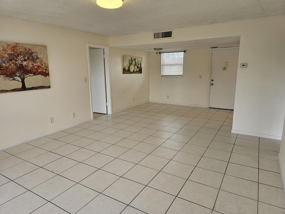 729 Lori Dr-Unit -306 in Palm Springs, FL - Building Photo