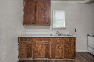 712 Cline St, Unit D in Huntsville, TX - Building Photo - Building Photo