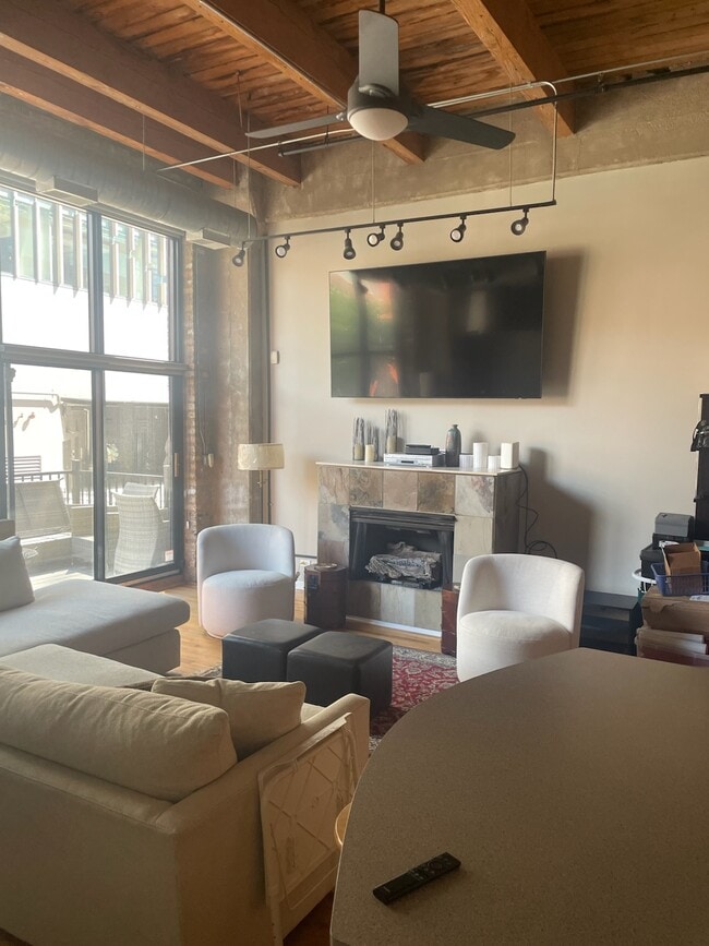 215 N Aberdeen St, Unit 207B in Chicago, IL - Building Photo - Building Photo