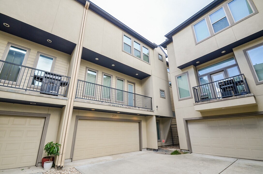 2211 Hutchins St in Houston, TX - Building Photo