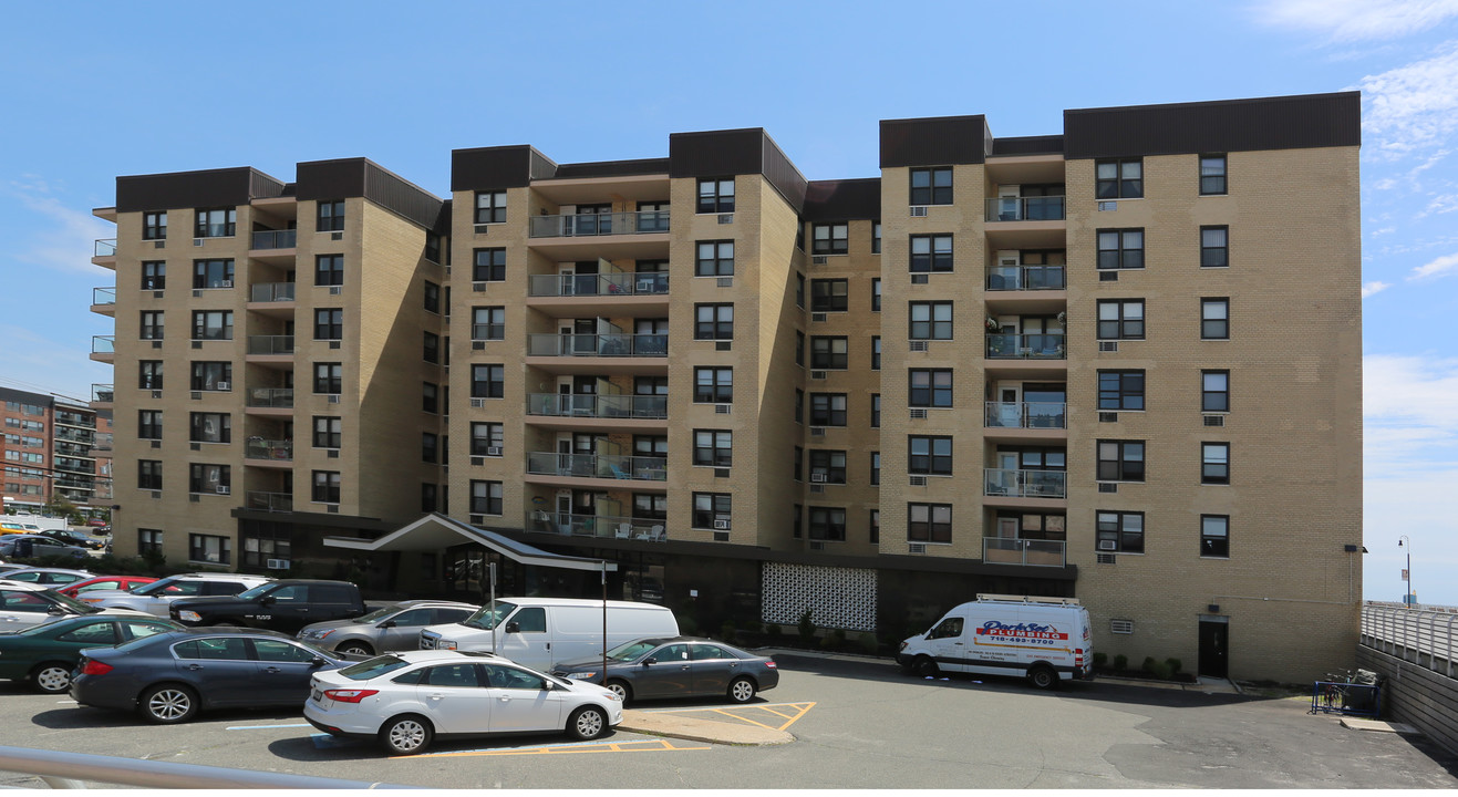 Kennedy House in Long Beach, NY - Building Photo