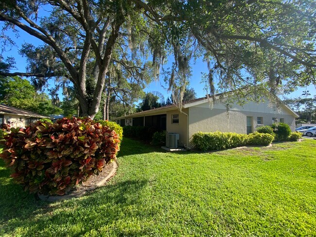 2616 Woodgate Ln, Unit 2616 Woodgate G in Sarasota, FL - Foto de edificio - Building Photo