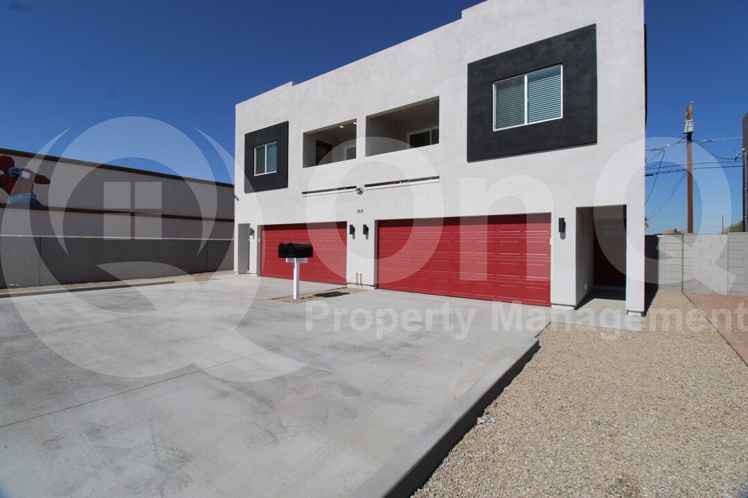 2516 E Broadway Rd in Phoenix, AZ - Building Photo