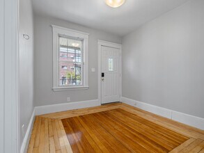 16 Windsor Rd, Unit 1 in Medford, MA - Foto de edificio - Building Photo