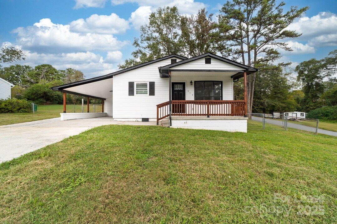 317 E Louisiana Ave in Bessemer City, NC - Building Photo