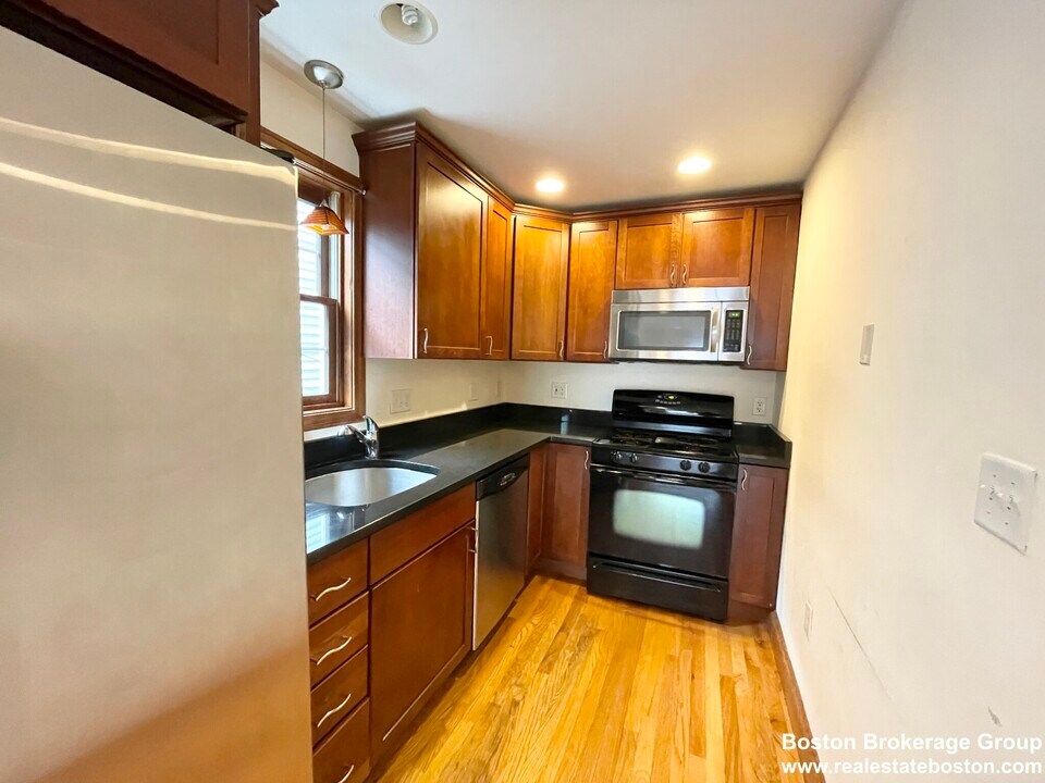 241 W 3rd St, Unit 2 in Boston, MA - Building Photo