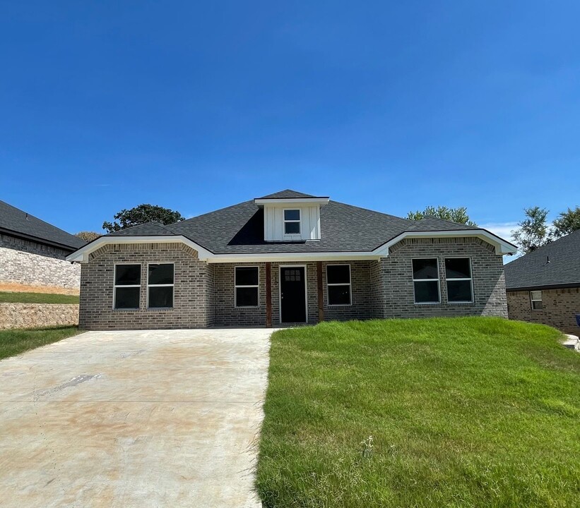 110 Watch Hl Dr in Durant, OK - Building Photo