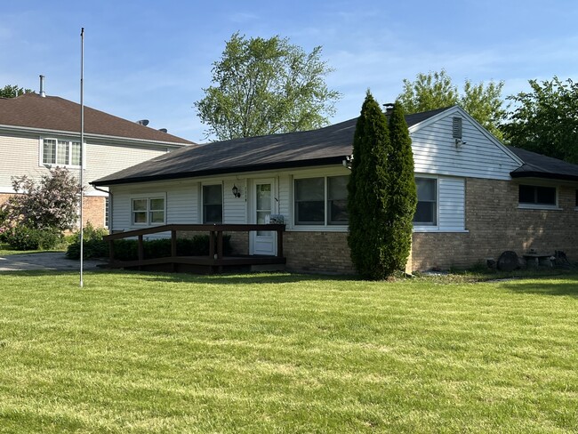 1119 Whitfield Rd in Northbrook, IL - Foto de edificio - Building Photo