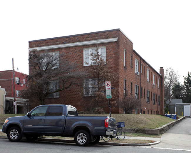 3720 Macomb St NW in Washington, DC - Foto de edificio - Building Photo