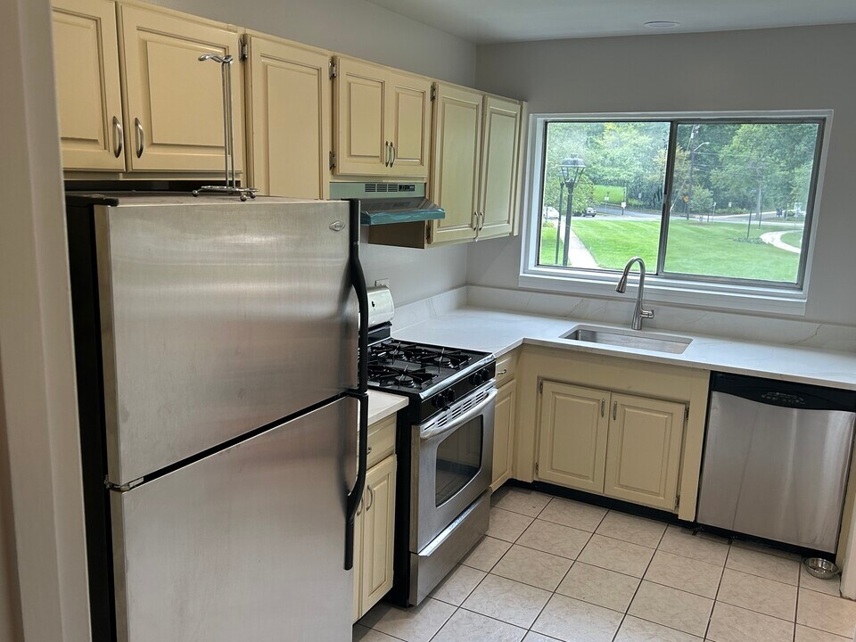 10613 weymouth st 101 in Bethesda, MD - Foto de edificio