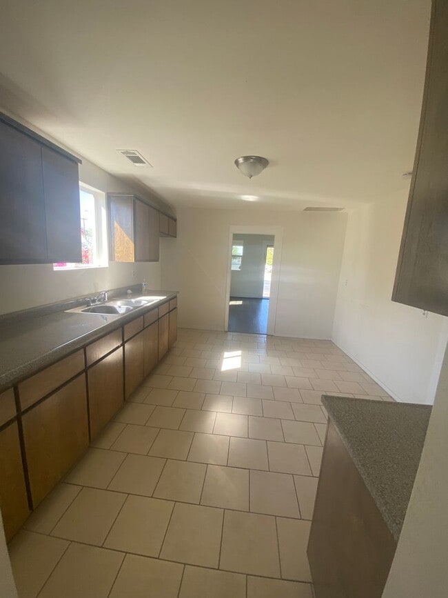 429 Florinda St in Hanford, CA - Building Photo - Building Photo