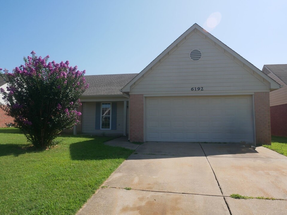 6192 Magnolia Lakes Dr in Olive Branch, MS - Building Photo