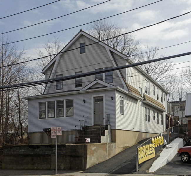 47 Pine Hollow Rd in Oyster Bay, NY - Foto de edificio - Building Photo