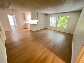 4424 Woodman Ave, Unit 305 in Los Angeles, CA - Building Photo