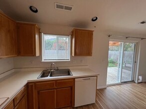 613 Benjamin Way in Phoenix, OR - Building Photo - Building Photo