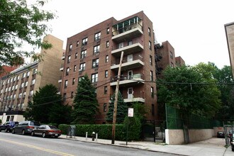 14105 Northern Blvd in Flushing, NY - Building Photo - Building Photo