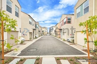 2556 E Lincoln Paseo in Ontario, CA - Building Photo - Building Photo