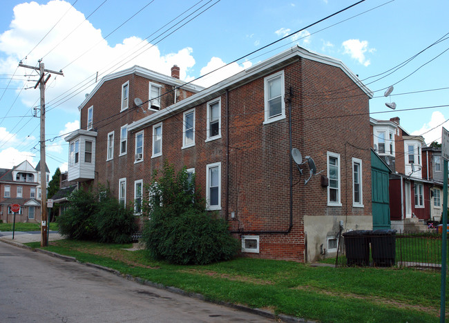 1032 W Main St in Norristown, PA - Foto de edificio - Building Photo