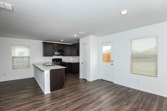 1215 Wildflower St in Ennis, TX - Building Photo - Building Photo