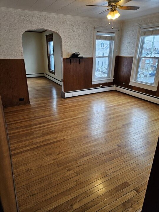 44-46 Hoyt Street, unit 2 in Danbury, CT - Building Photo