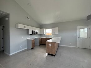 2709 Woodpecker Rd, Unit 1 in Weslaco, TX - Foto de edificio - Building Photo