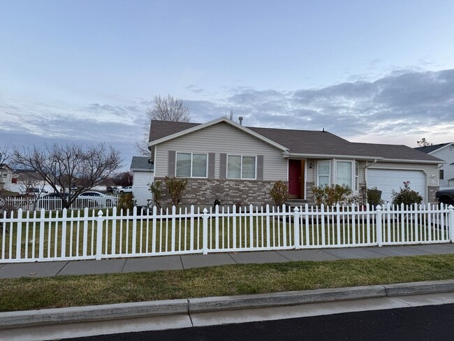 5367 W Stony Vis Dr in Kearns, UT - Building Photo - Building Photo