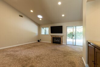 541 Delphinium Pl in Oxnard, CA - Building Photo - Building Photo