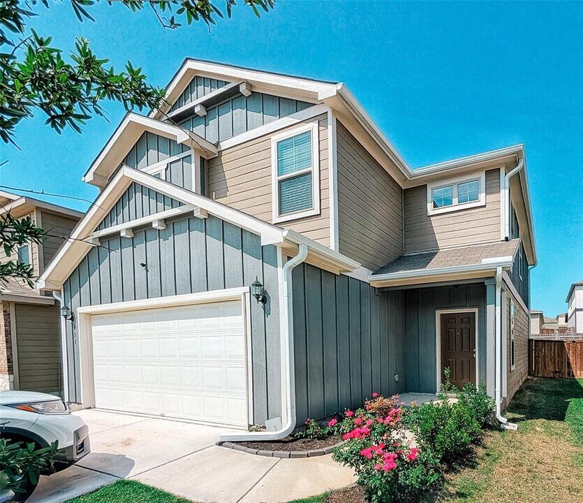 353 Katie Elder Dr in Jarrell, TX - Building Photo