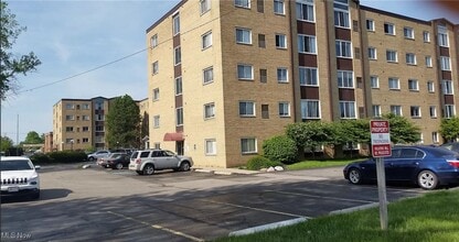 25735 Lorain Rd in North Olmsted, OH - Building Photo - Building Photo