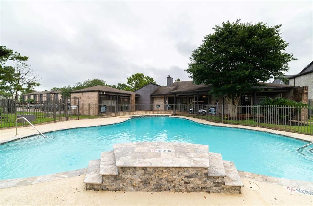 11715 S Glen Dr in Houston, TX - Building Photo