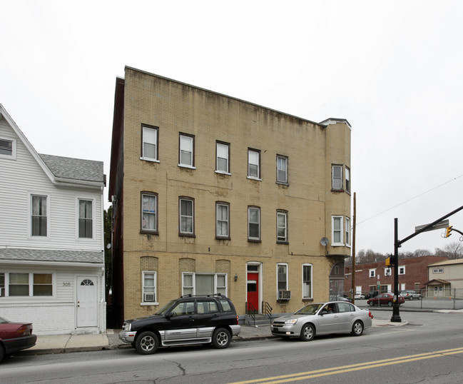 301 W Broad St in Tamaqua, PA - Foto de edificio - Building Photo