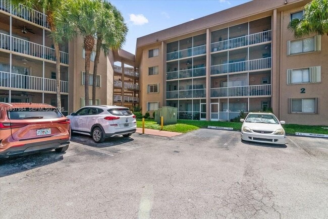 17000 NW 67th Ave in Hialeah, FL - Foto de edificio - Building Photo