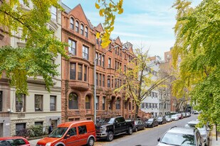 140 W 74th St in New York, NY - Building Photo