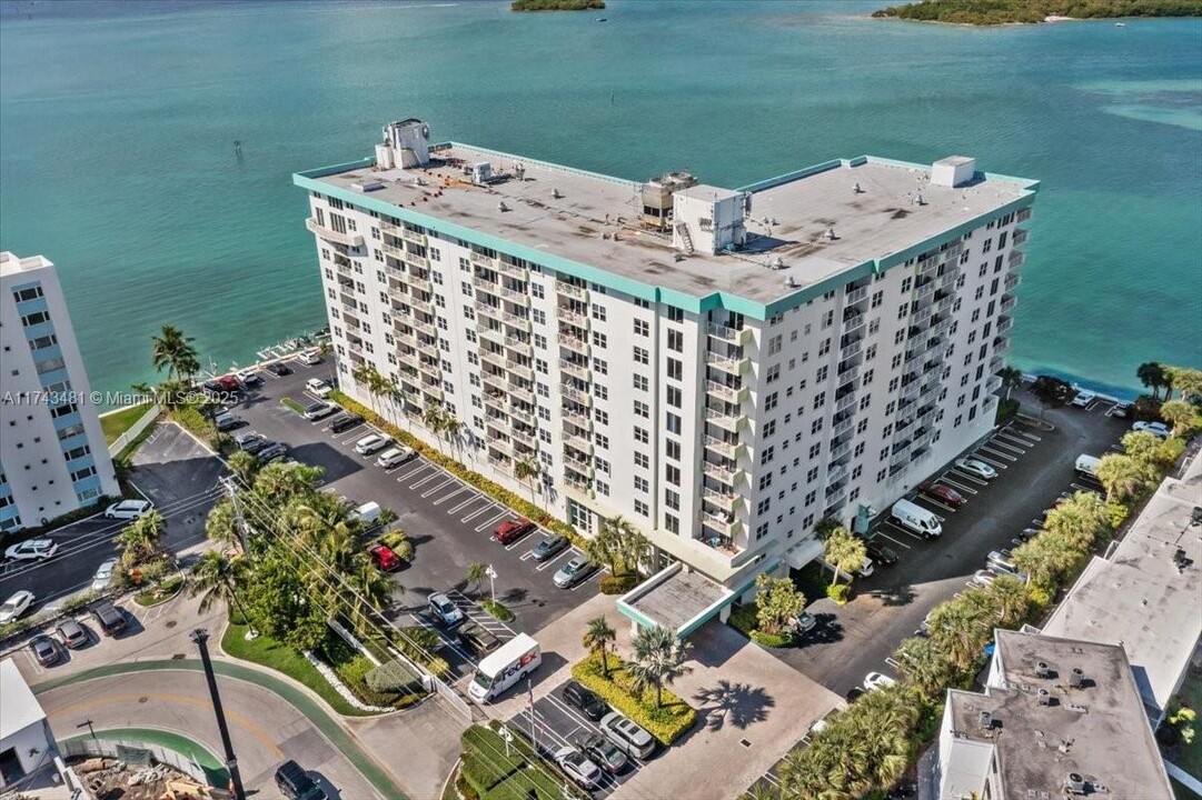 10350 W Bay Harbor Dr in Miami Beach, FL - Building Photo