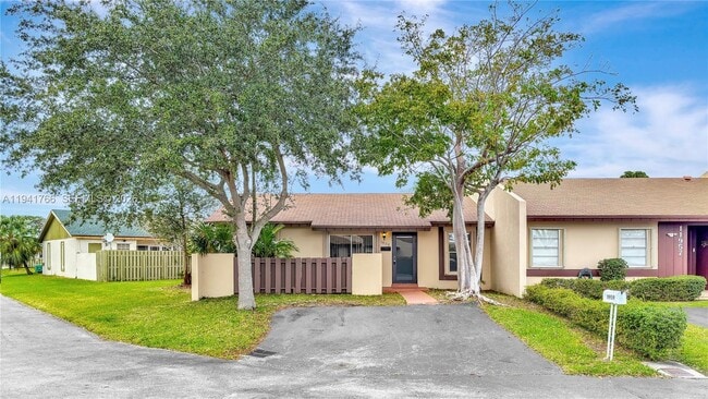 11959 SW 110th St Cir S in Miami, FL - Building Photo - Building Photo