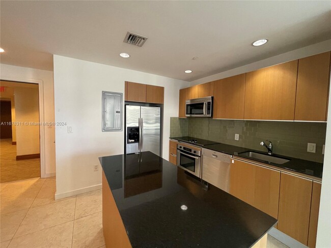 1050 Brickell Ave, Unit 2008 in Miami, FL - Building Photo - Building Photo