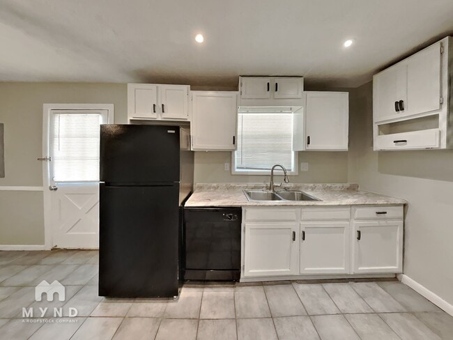 5409 Pine Valley Dr in Union City, GA - Foto de edificio - Building Photo