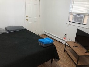 221 Pine St, Unit 1 in Elizabeth, NJ - Building Photo - Building Photo