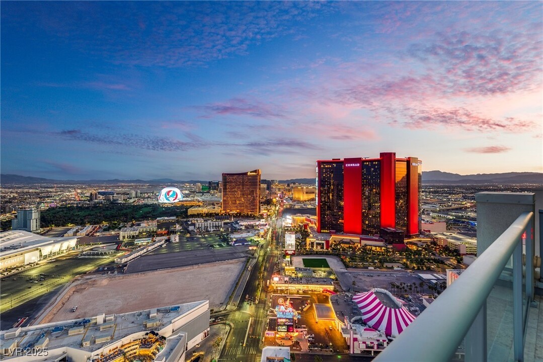 2700 S Las Vegas Blvd in Las Vegas, NV - Building Photo