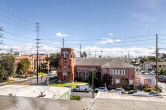 1561 S Barrington Ave in Los Angeles, CA - Foto de edificio - Building Photo