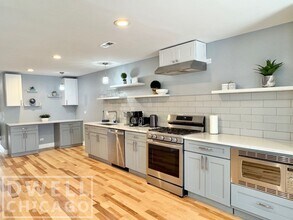 2550 W Thomas St in Chicago, IL - Foto de edificio - Building Photo