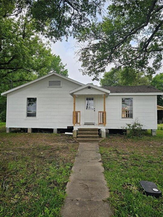 712 Stowell St in Anahuac, TX - Building Photo