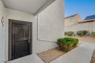 6955 N Durango Dr in Las Vegas, NV - Foto de edificio - Building Photo