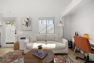 910 Nowita Pl, Unit one half in Venice, CA - Foto de edificio - Building Photo